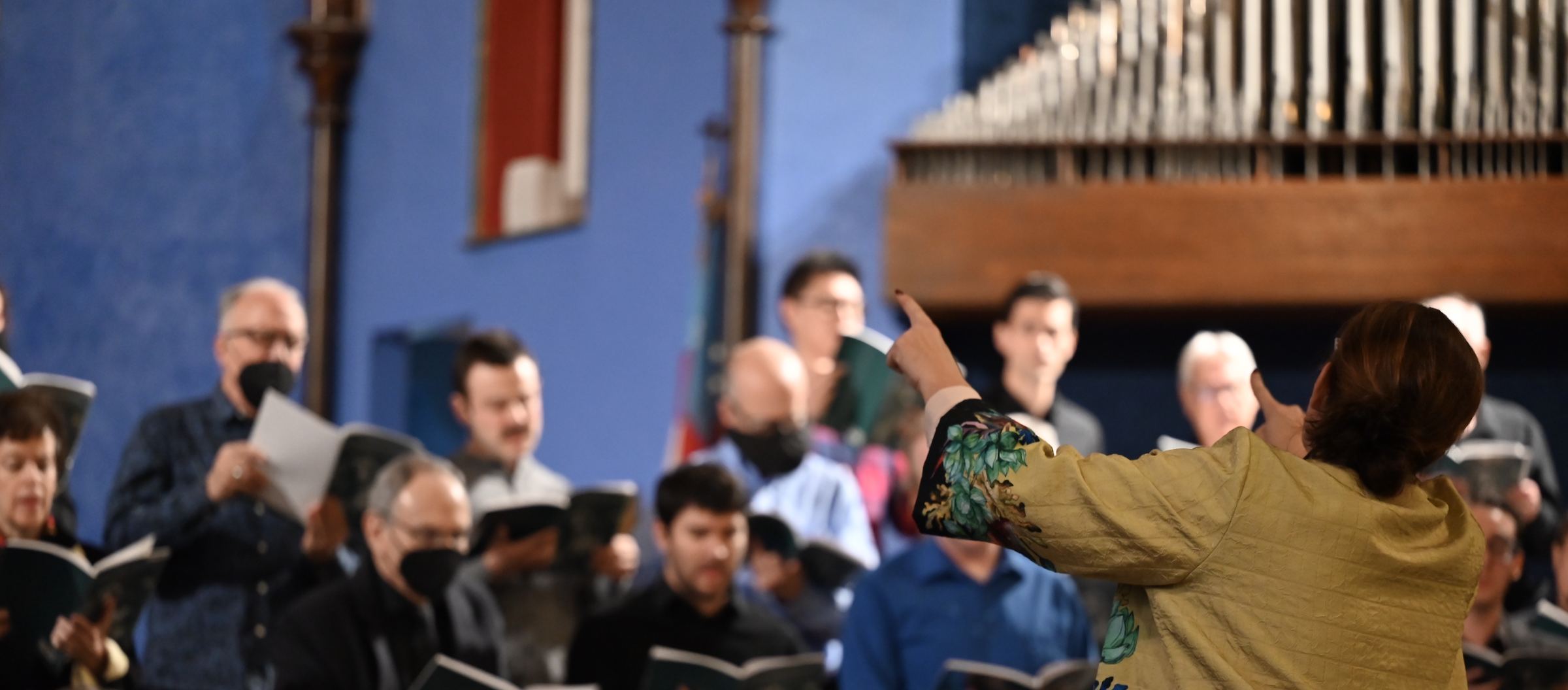 The music director conducting Park Slope Singers in concert
